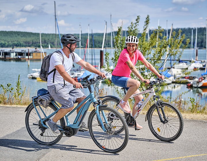 Das Bild zeigt Fahrradfahrer am See