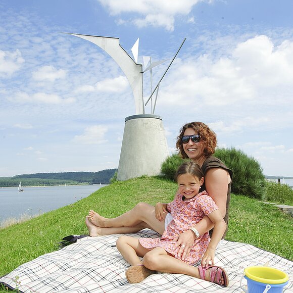 Segelhafen Phoenix Ein Mutter und ihr Kind picknicken im Vordergrund des Phoenix in Ramsberg.