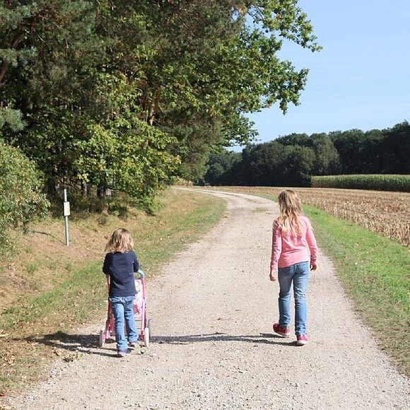 Das Bild zeigt Spaziergänger