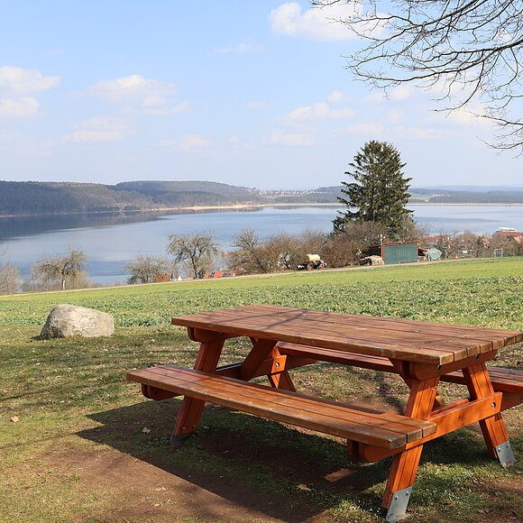Bank und Blick auf See
