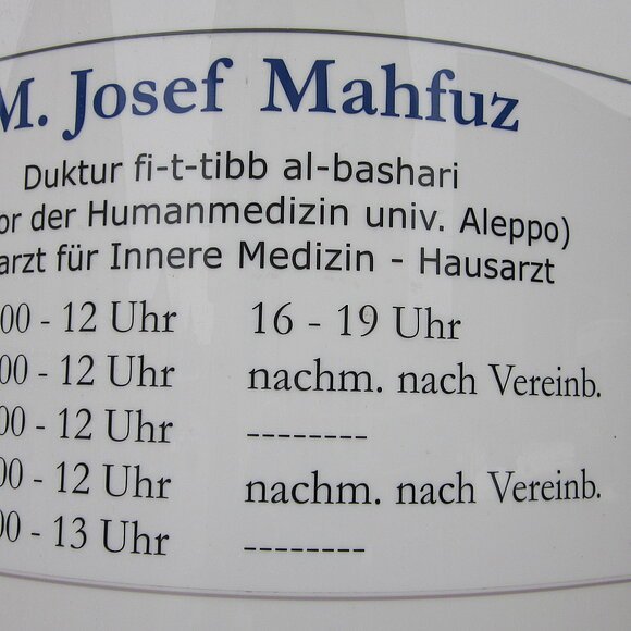 Praxisschild von Dr. Mahfuz