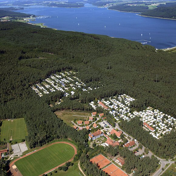 Luftaufnahme des barrierefreien Campingplatz Waldcamping Brombach in Pleinfeld Nur unweit des Brombachsees ist der großzügige Waldcampingplatz Brombach gelegen, der den Gästen zahlreiche Freizeitmöglichkeiten bietet.