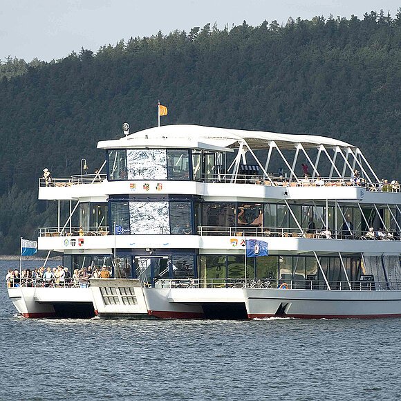 mit dem gläsernen Aufzug für Rollstuhlfahrer.