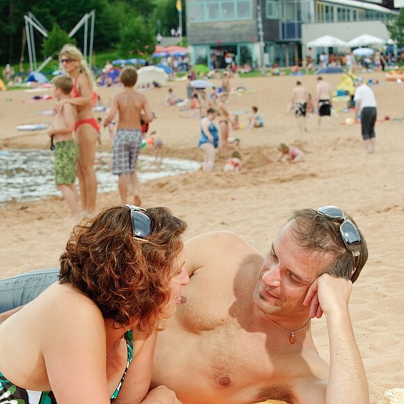 Ein verliebtes Ehepaar mittens am Sandstrand der Freizeitanlage Ramsberg