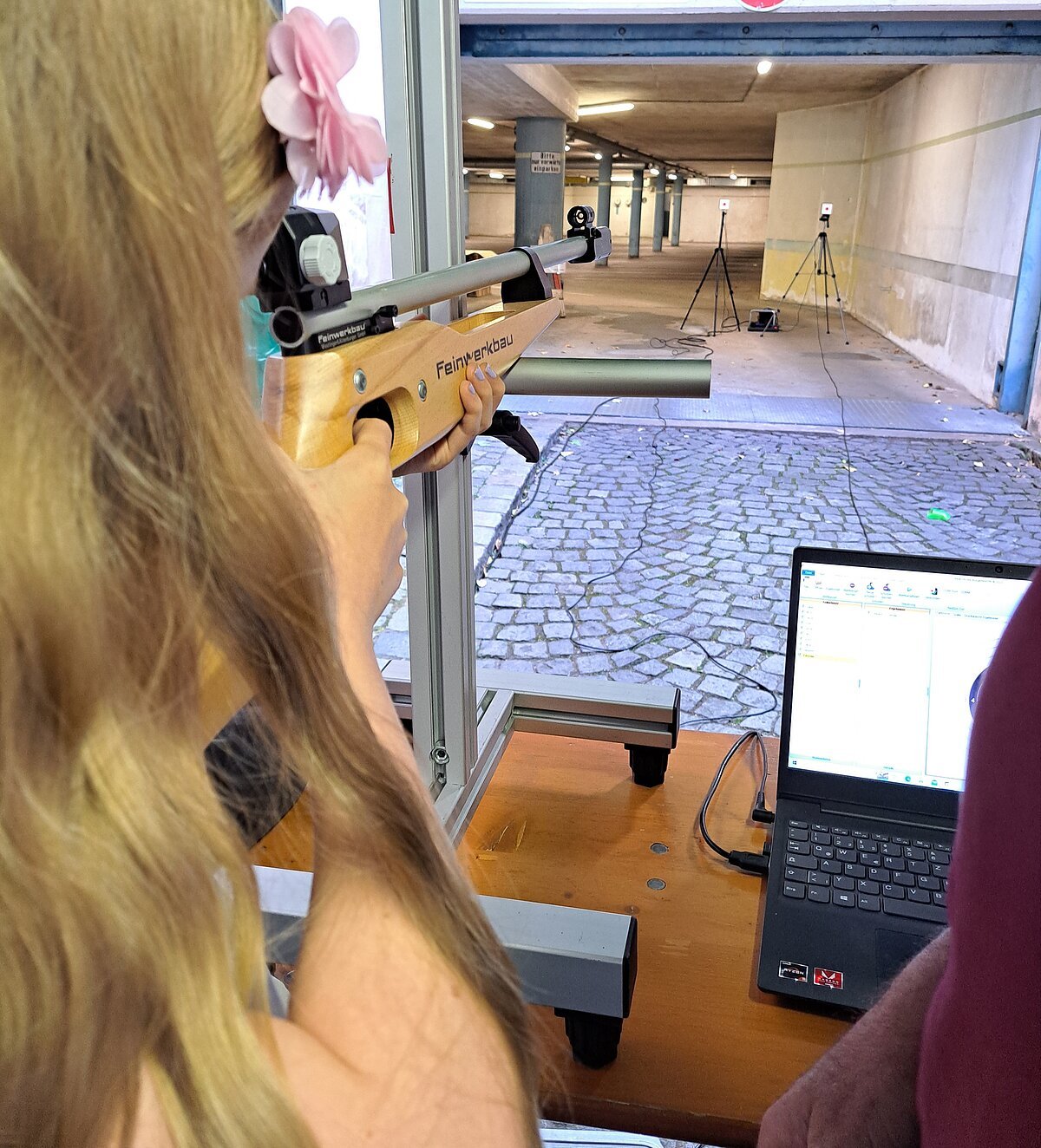 Das Foto zeigt ein Mädchen, welches am Bürgerschießen teilnimmt.
