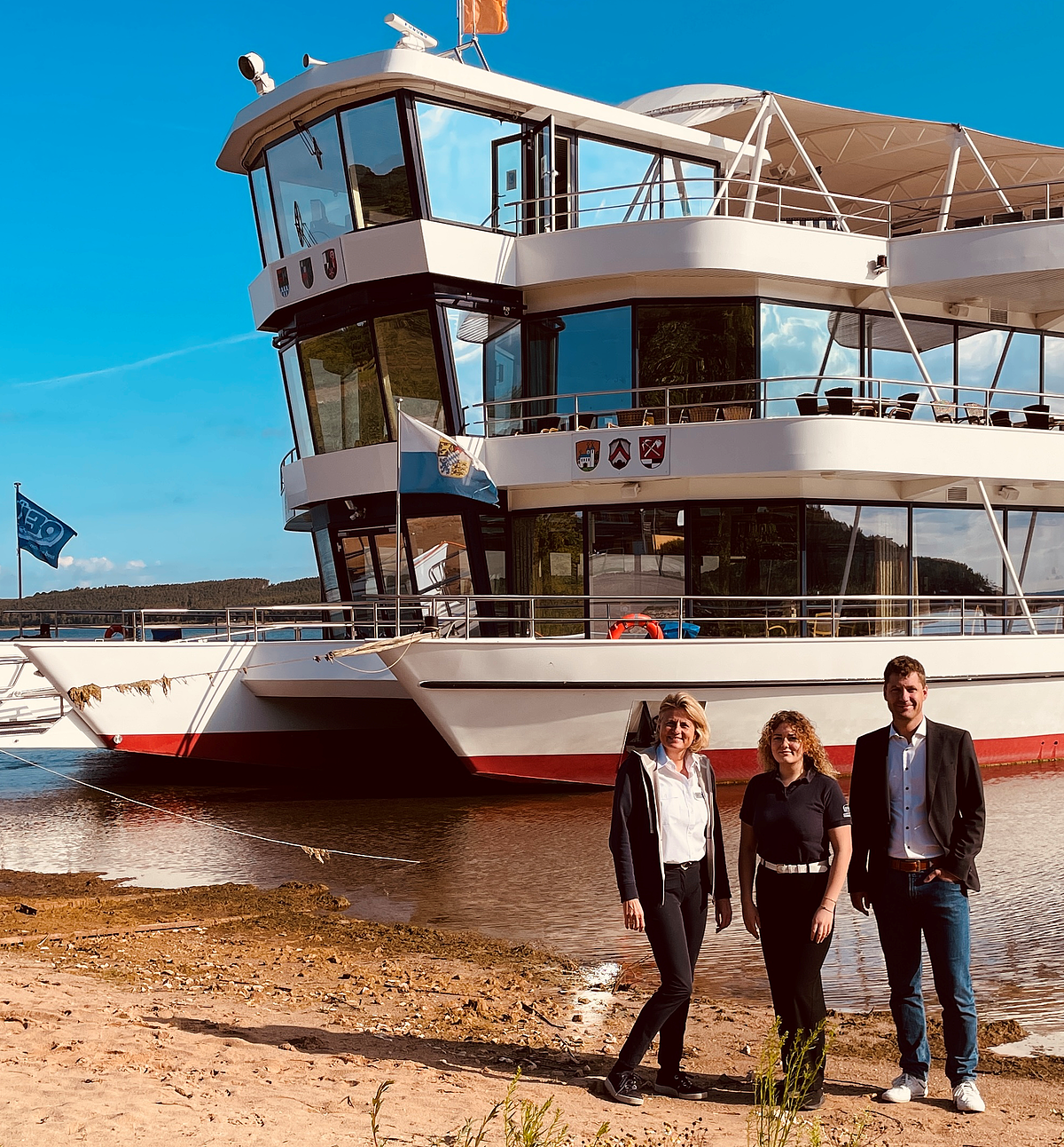 Trauung auf MS Brombachsee Drei Personen vor dem Schiff MS Brombachsee.