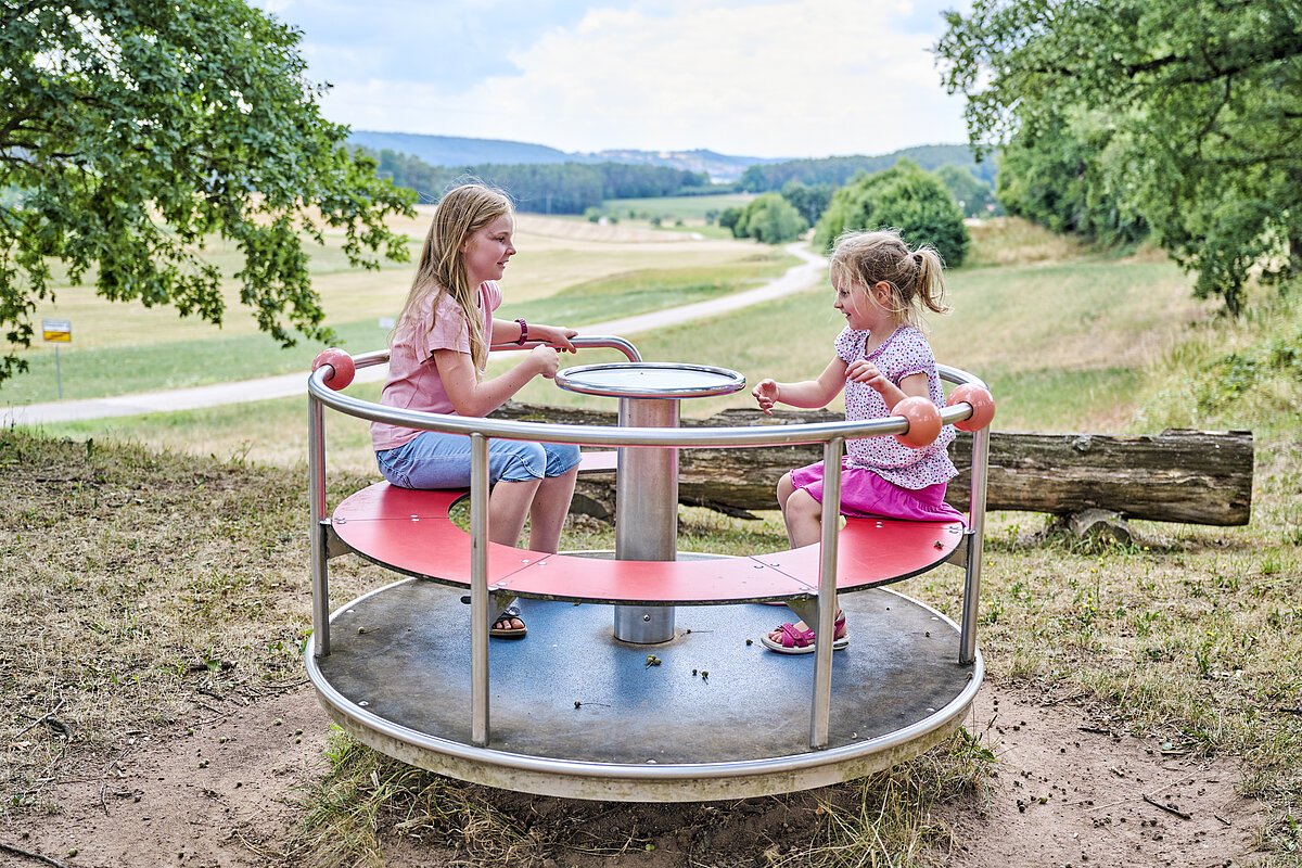 DAs Bild zeigt Kinder in einem Karussell