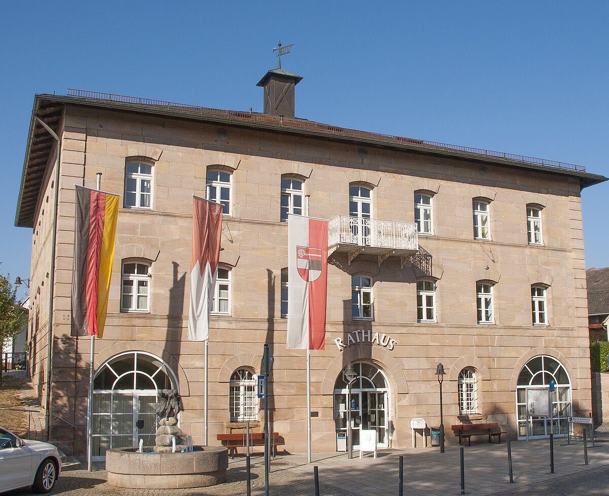 Auf dem Foto ist das Pleinfelder Rathaus zu sehen.